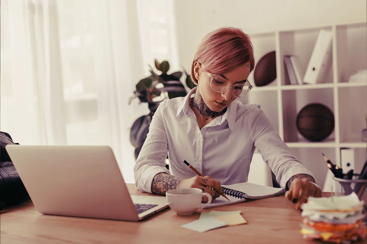 profissional organizando pagamentos de guias judiciais na Pag Útil com processo automatizado e sem burocracia