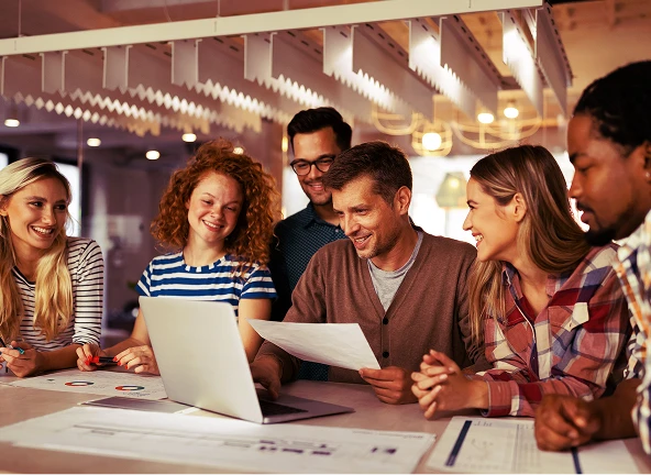 equipe colaborando em reunião com foco em confiança, autonomia e entrega de soluções com impacto real