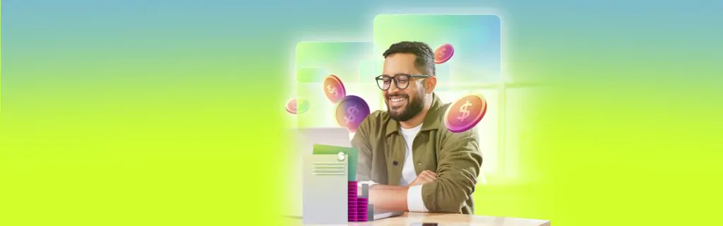 Homem sorridente utilizando um laptop, cercado por elementos gráficos que remetem a transações financeiras e tributos, representando o que é DIFAL.