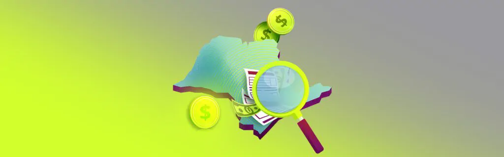 Mapa, documentos e uma nota de dinheiro sobrepostos por uma lupa, representando a fiscalização tributária.